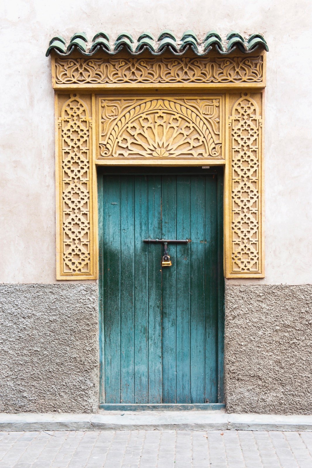 Porte sculptée et bois turquoise dans la médina de Marrakech