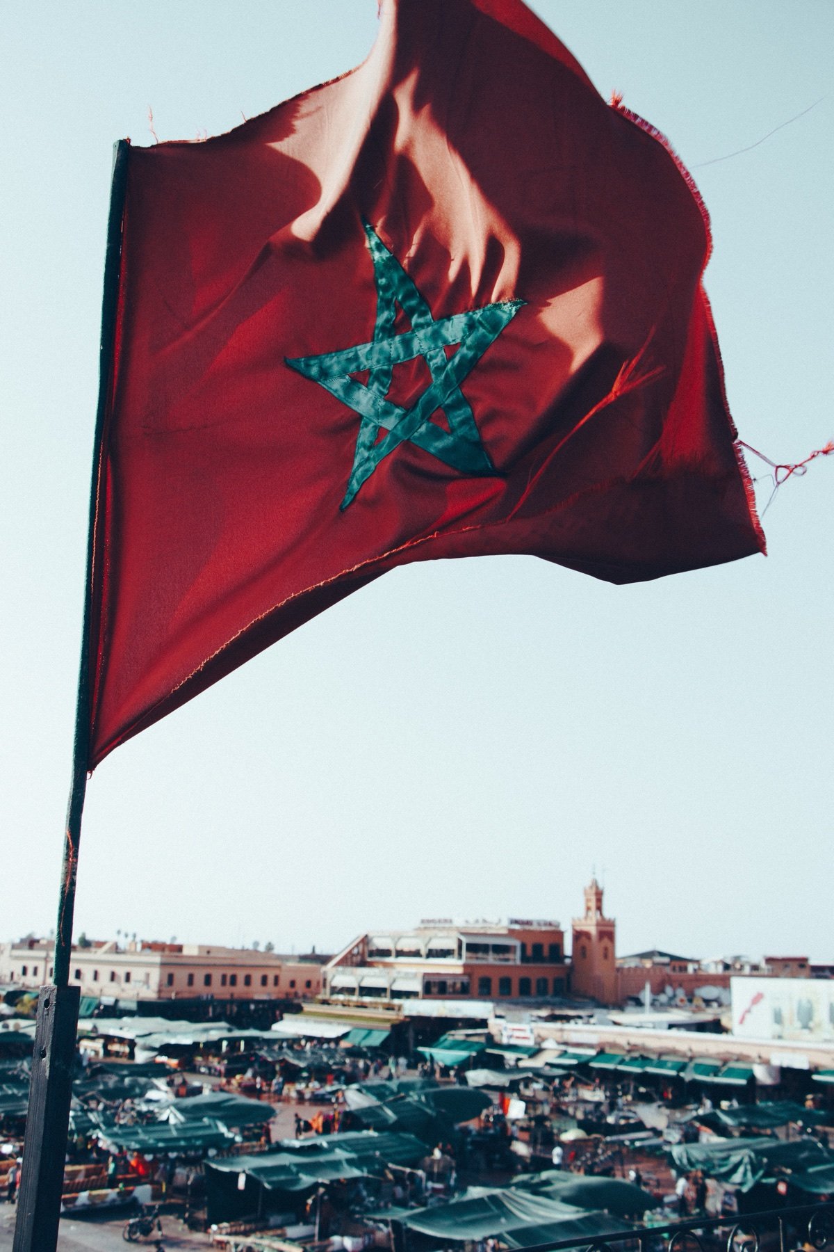 Drapeau marocain au-dessus de la place Jemaa el-Fna à Marrakech