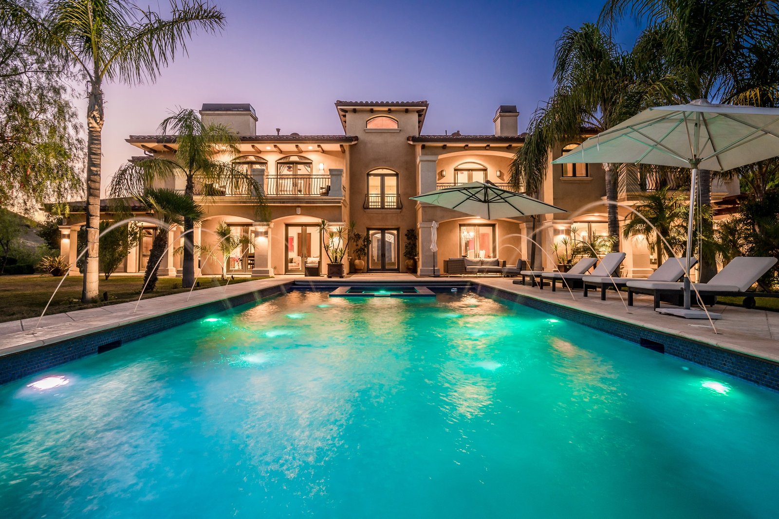 Inspiration : villa et piscine illuminée à Hidden Hills
